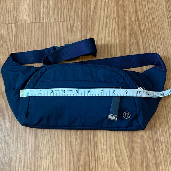 ❤️ Lululemon On The Beat Belt Bag *4.5L Dark Blue - Picture 3 of 9